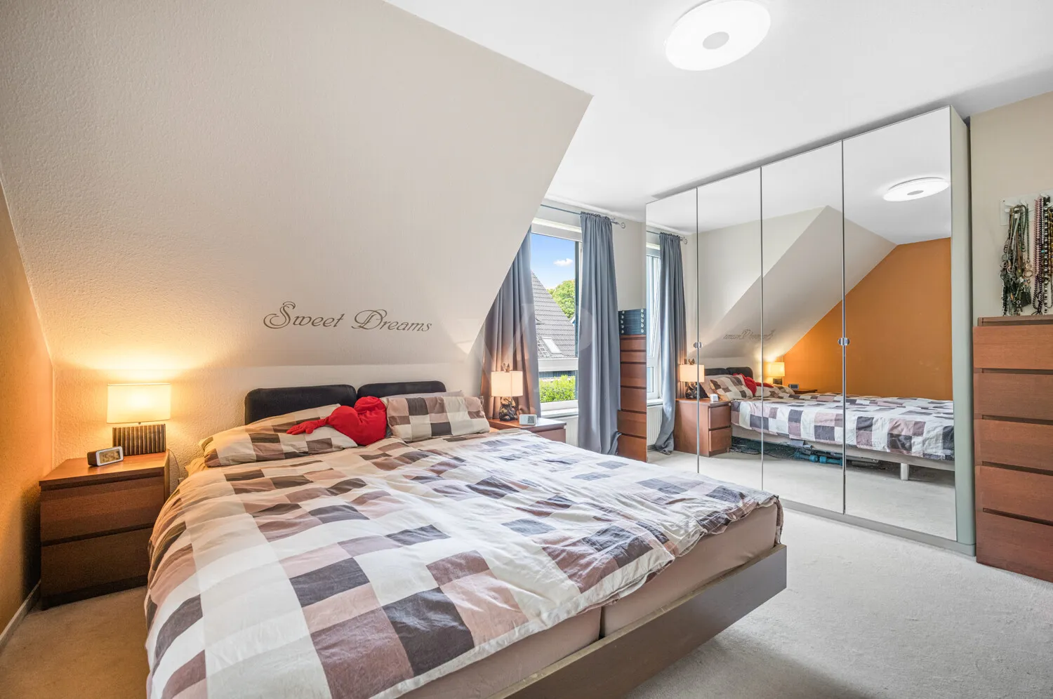Schlafzimmer 01