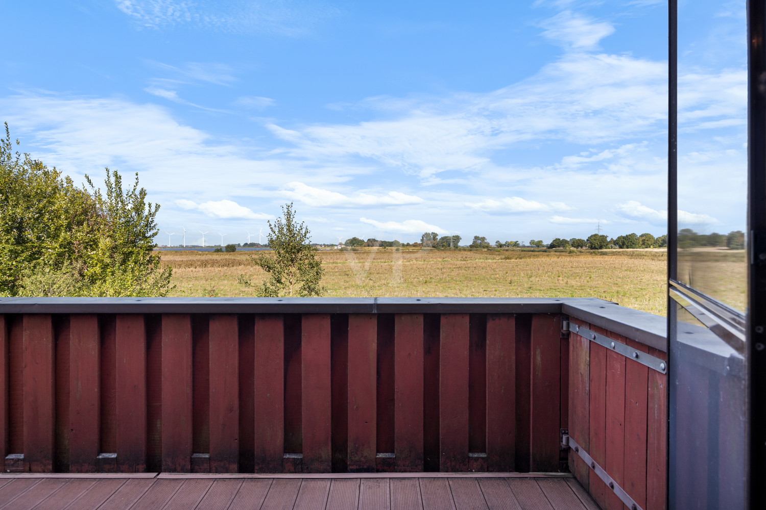 Der Balkon im Wellnessbereich mit Blick über die Felder zum Wangermeer