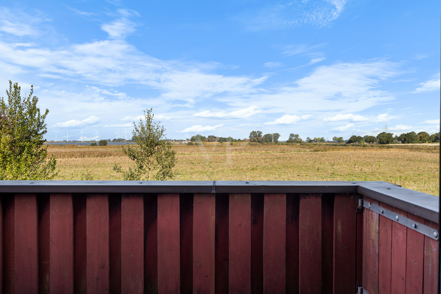 Der Balkon im Wellnessbereich mit Blick über die Felder zum Wangermeer