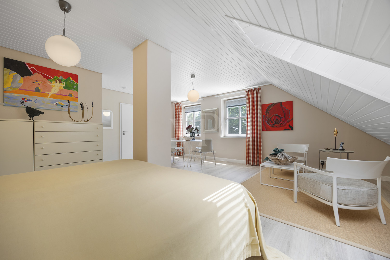 Das gemütliche Schlafzimmer auf der linken Seite