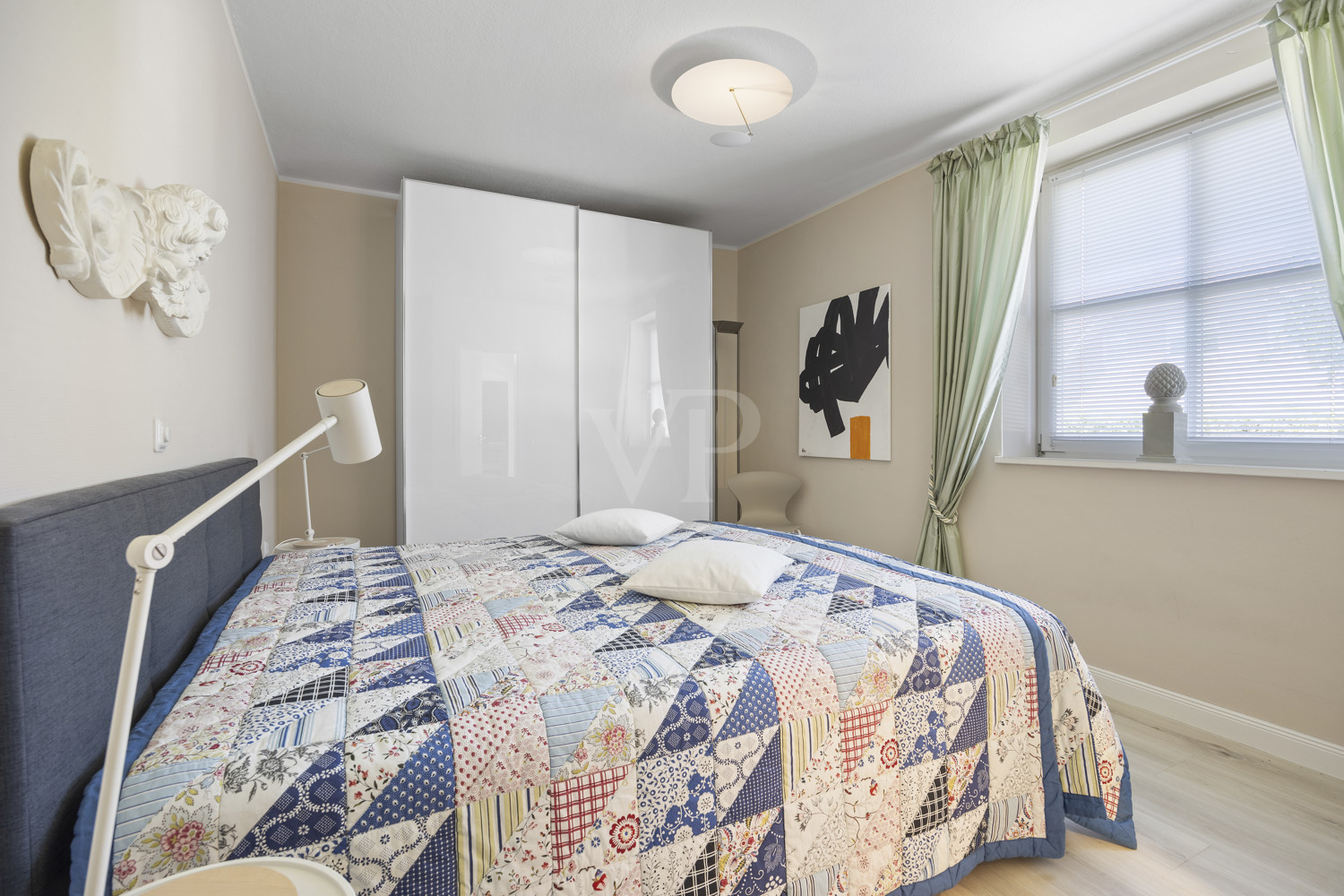 Das geräumige Schlafzimmer mit Zugang zum Bad