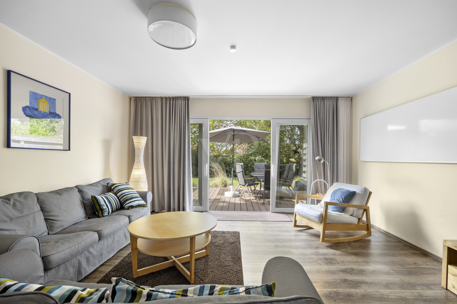 Das Wohnzimmer mit Blick auf die Terrasse