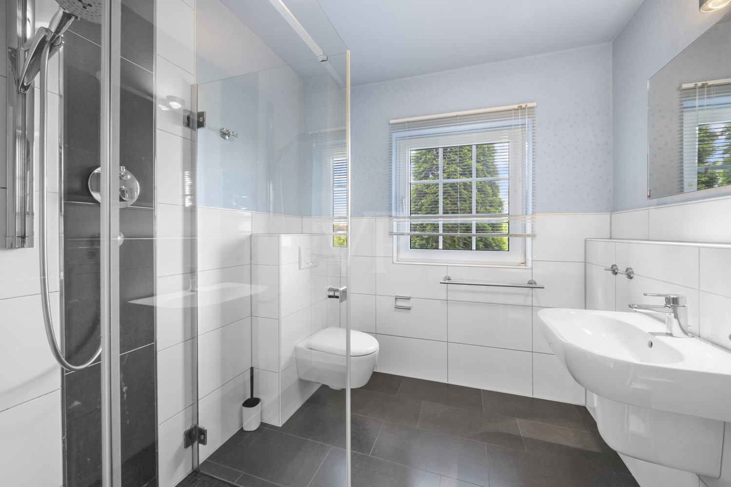 Das Badezimmer mit Dusche im Erdgeschoss