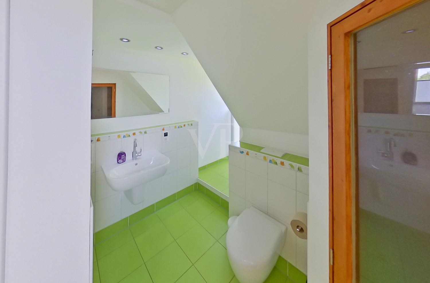 Das Badezimmer im Obergeschoss