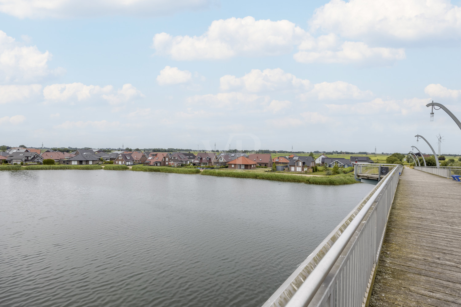 Blick von der Brücke auf das Wohngebiet