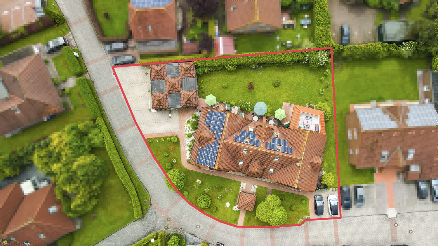 Luftbild auf die Liegenschaft mit 2 Parkplätzen für Wohnung 1 und 2