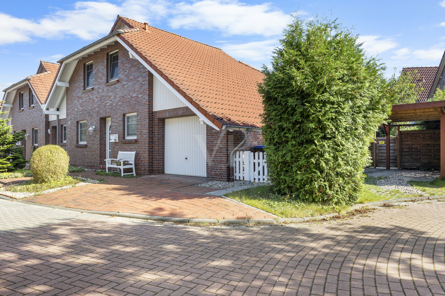 Blick auf die Immobilie mit Carport und Garage