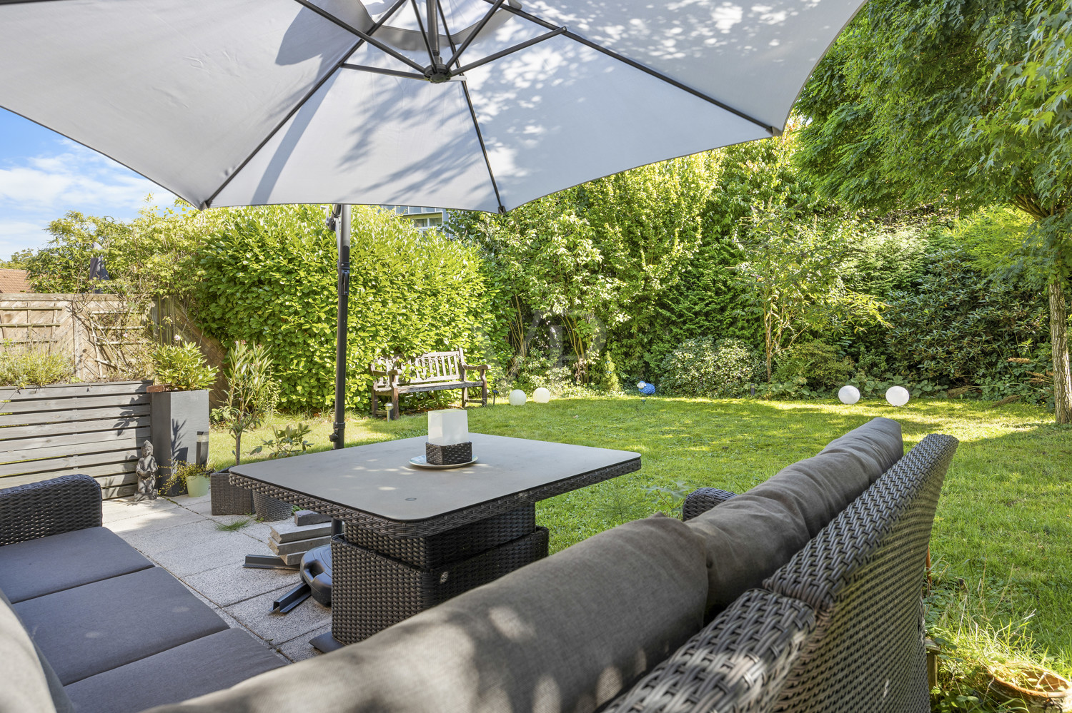 Blick vom Terrassenbereich in den blickdichten Garten