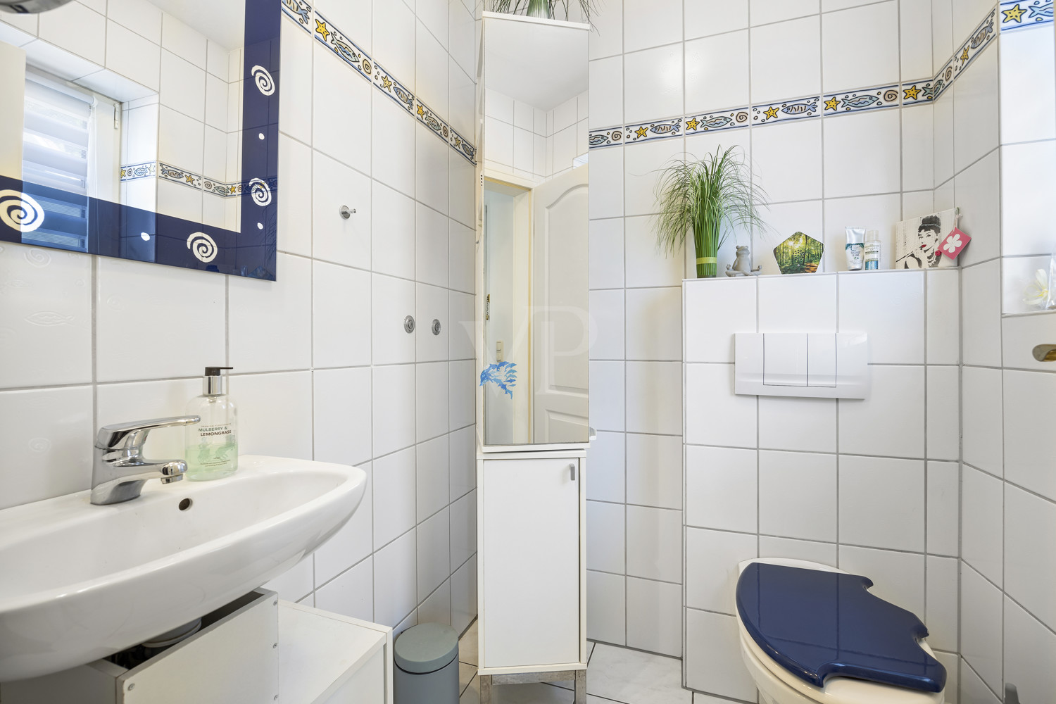 Das Gäste-WC mit Vorbereitung für eine Dusche