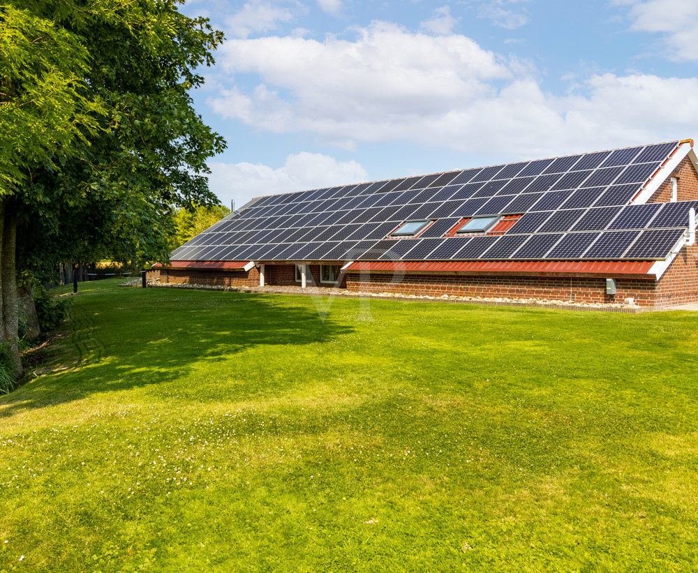 Blick auf das Appartementhaus mit PV-Anlage