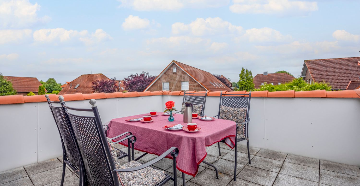 Die Dachterrasse Dachgeschoss (Die Bodenplatten sind durch den Regen dunkel angelaufen)