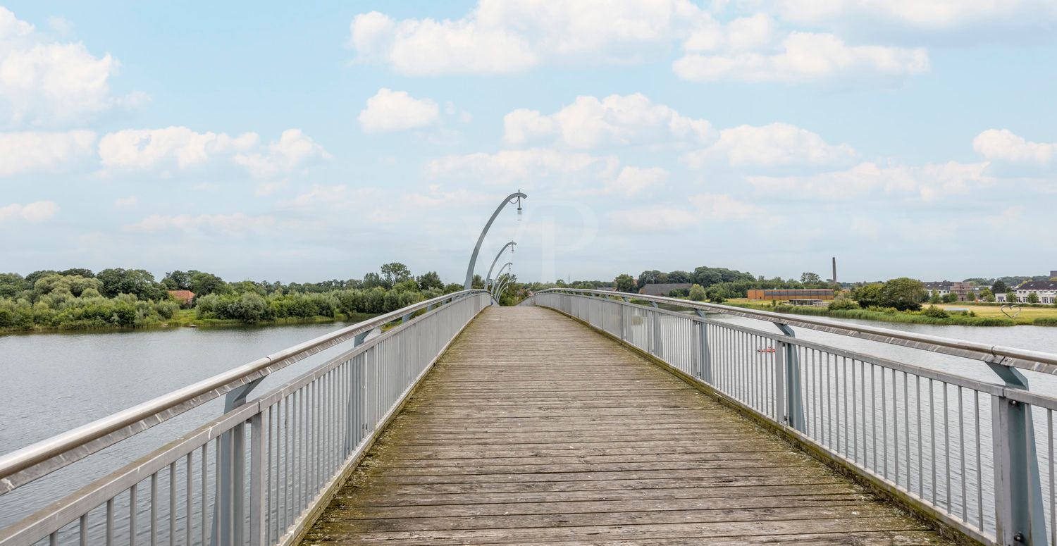Die Fußgängerbrücke am Wangermeer