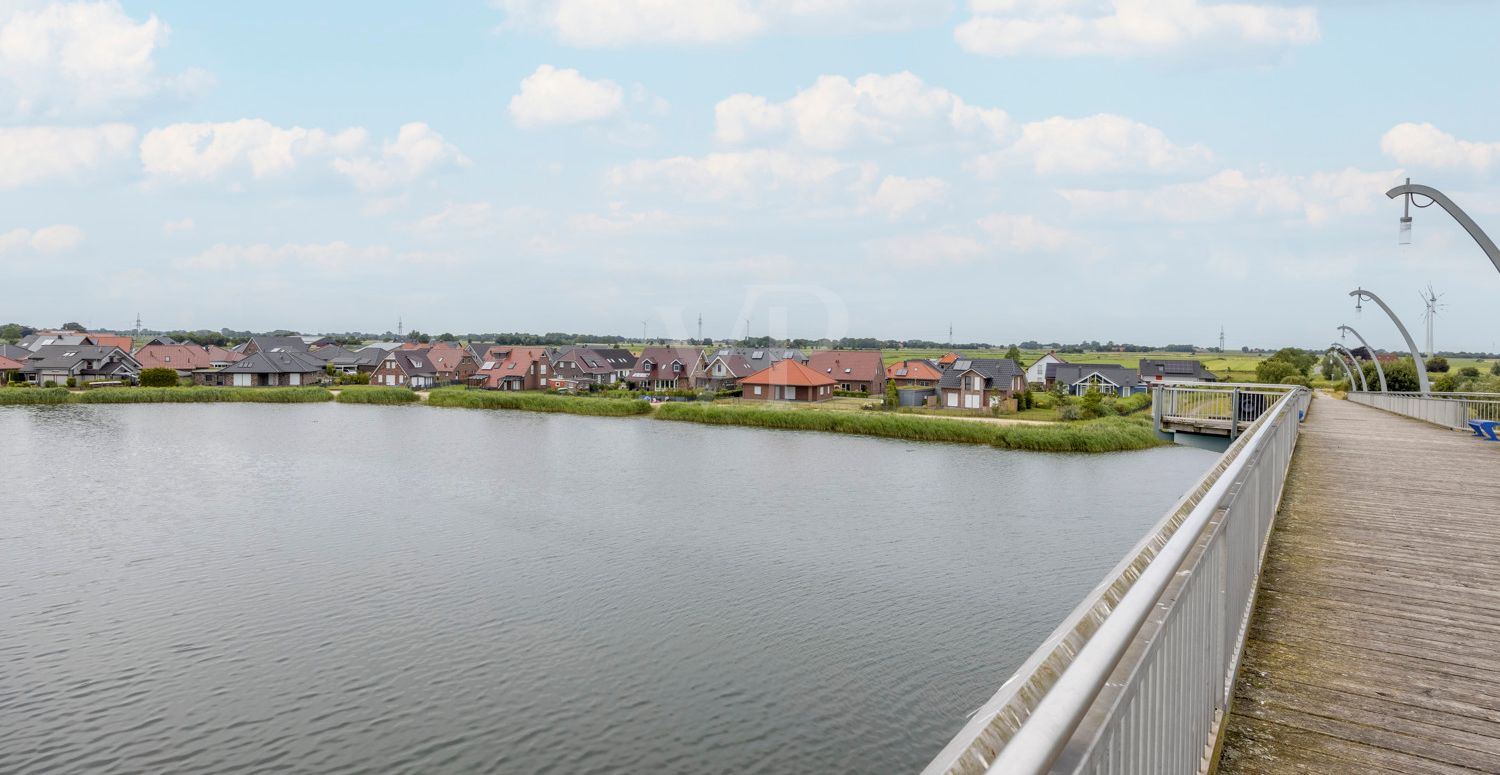 Blick von der Brücke auf das Wohngebiet