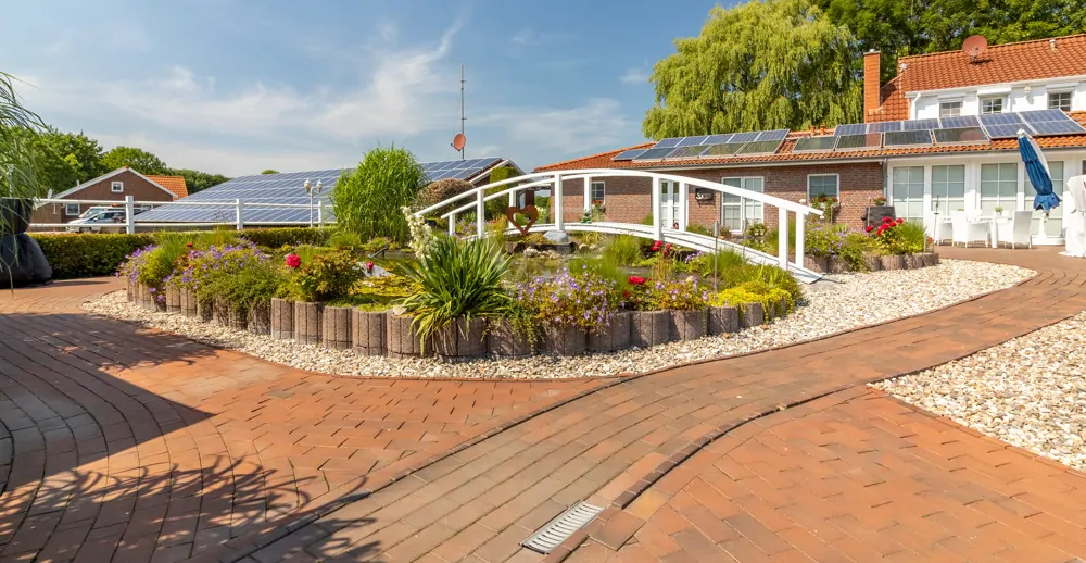 Teichanlage mit Terrassenbereich