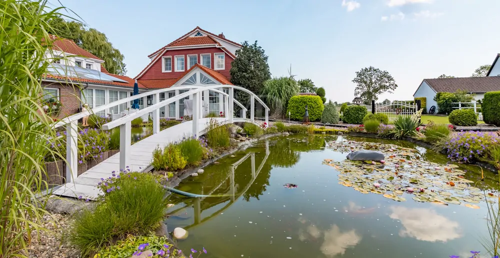 Der schön angelegte Teichbereich