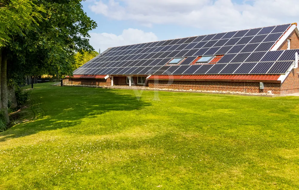 Blick auf das Appartementhaus mit PV-Anlage
