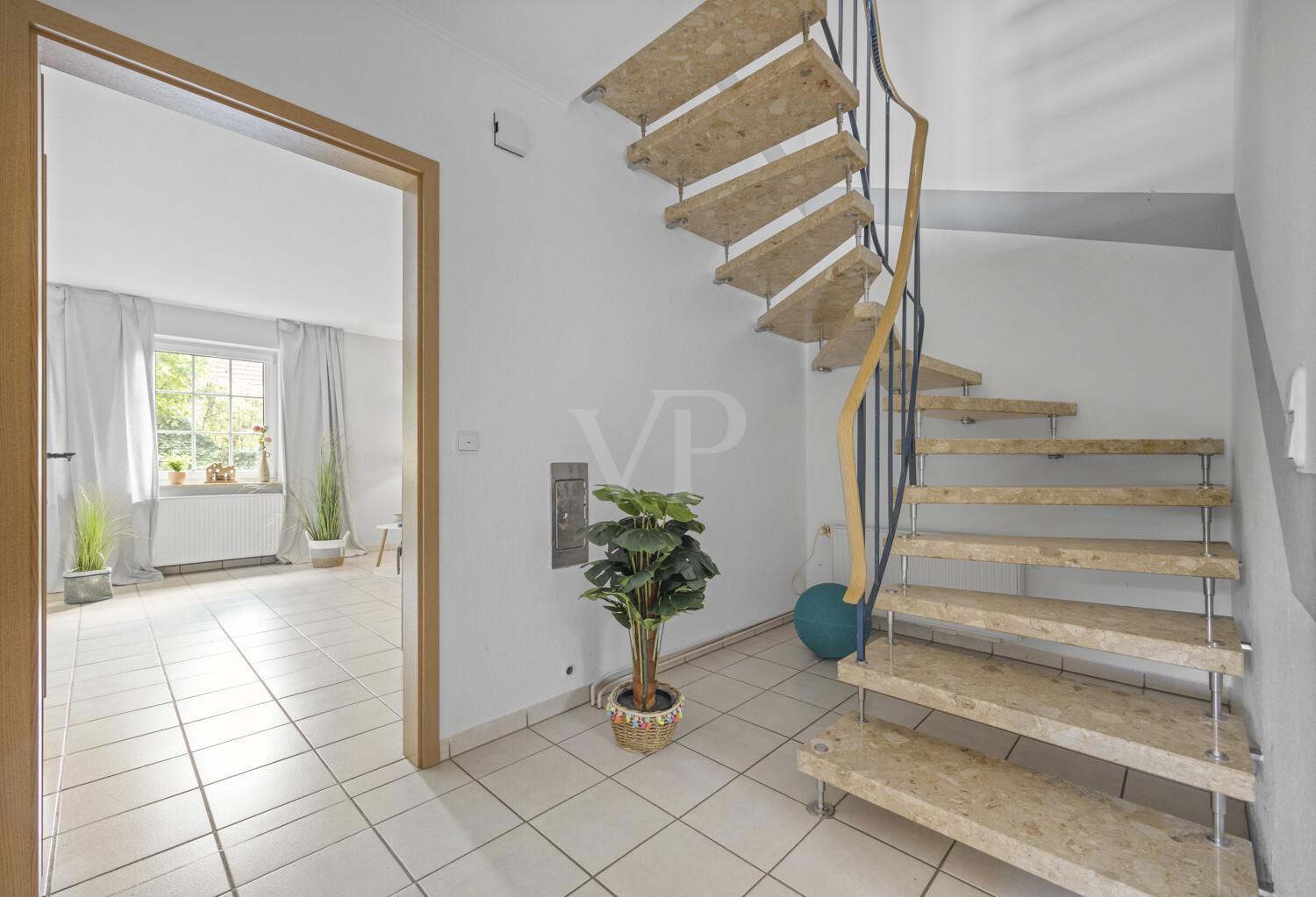 Treppenbereich mit Blick in das Wohnzimmer