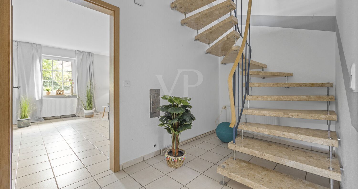 Treppenbereich mit Blick in das Wohnzimmer