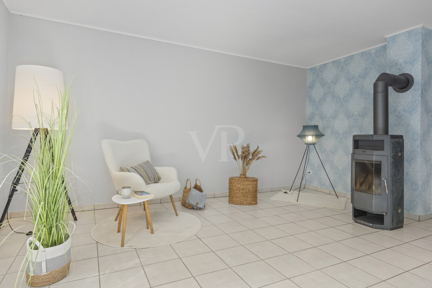 Blick in die gemütliche Kaminecke im Wohnzimmer