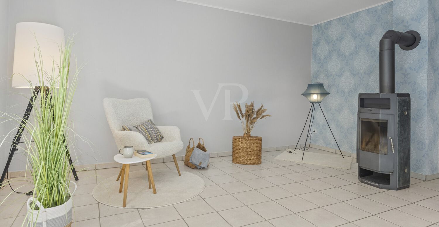 Blick in die gemütliche Kaminecke im Wohnzimmer