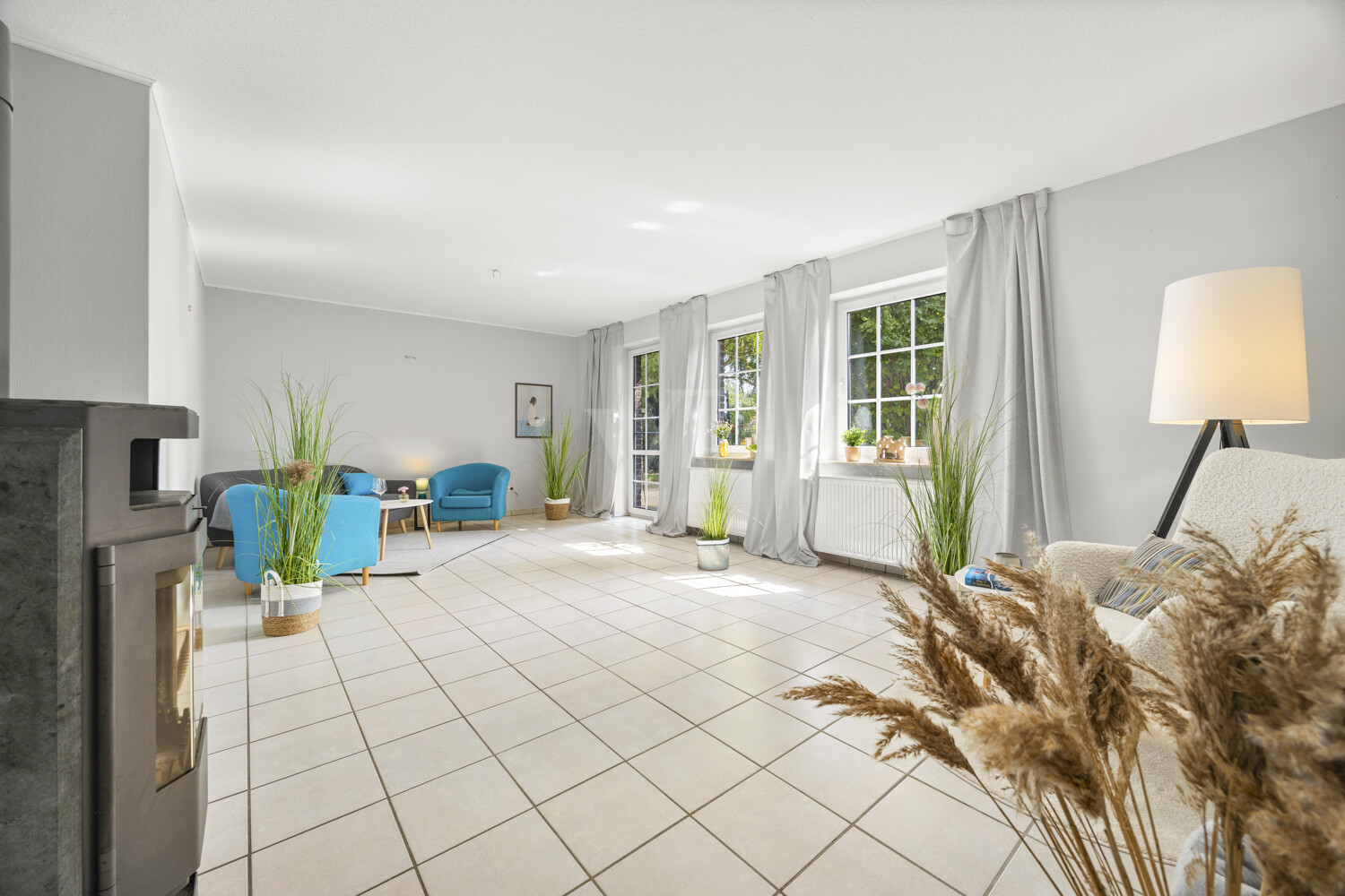 Blick in das freundlich helle Wohnzimmer