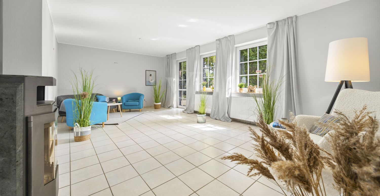 Blick in das freundlich helle Wohnzimmer