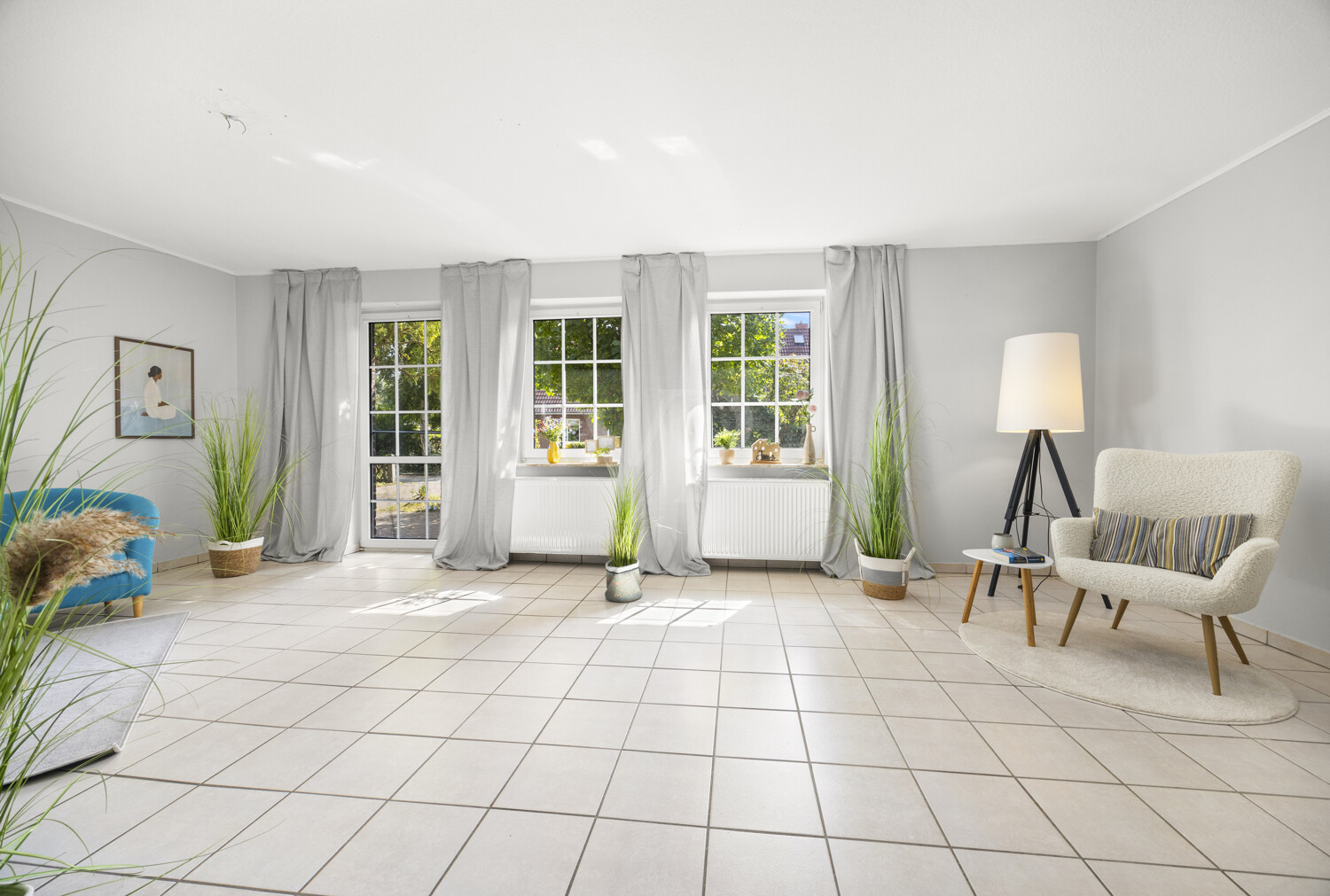 Ein Wohnzimmer mit Gemütlichkeit und Blick ins Grüne
