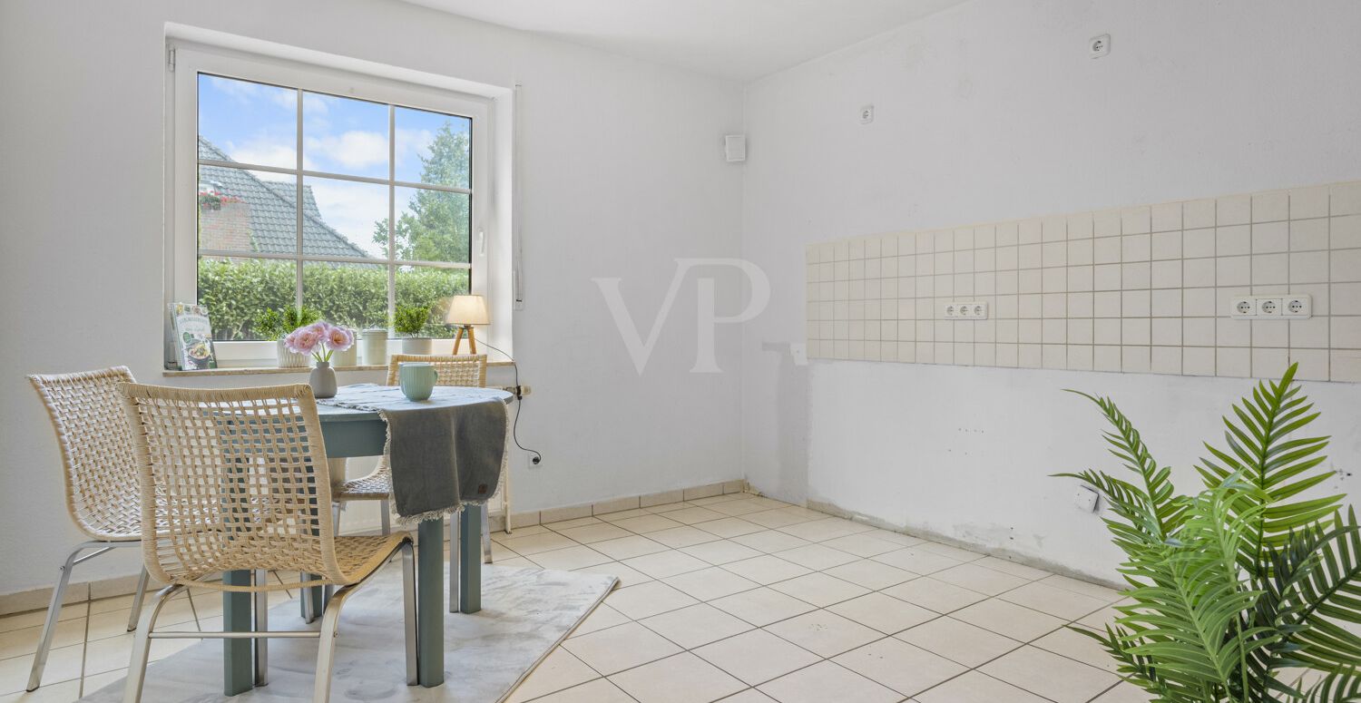 Blick in die geräumige Küche mit Sitzmöglichkeit