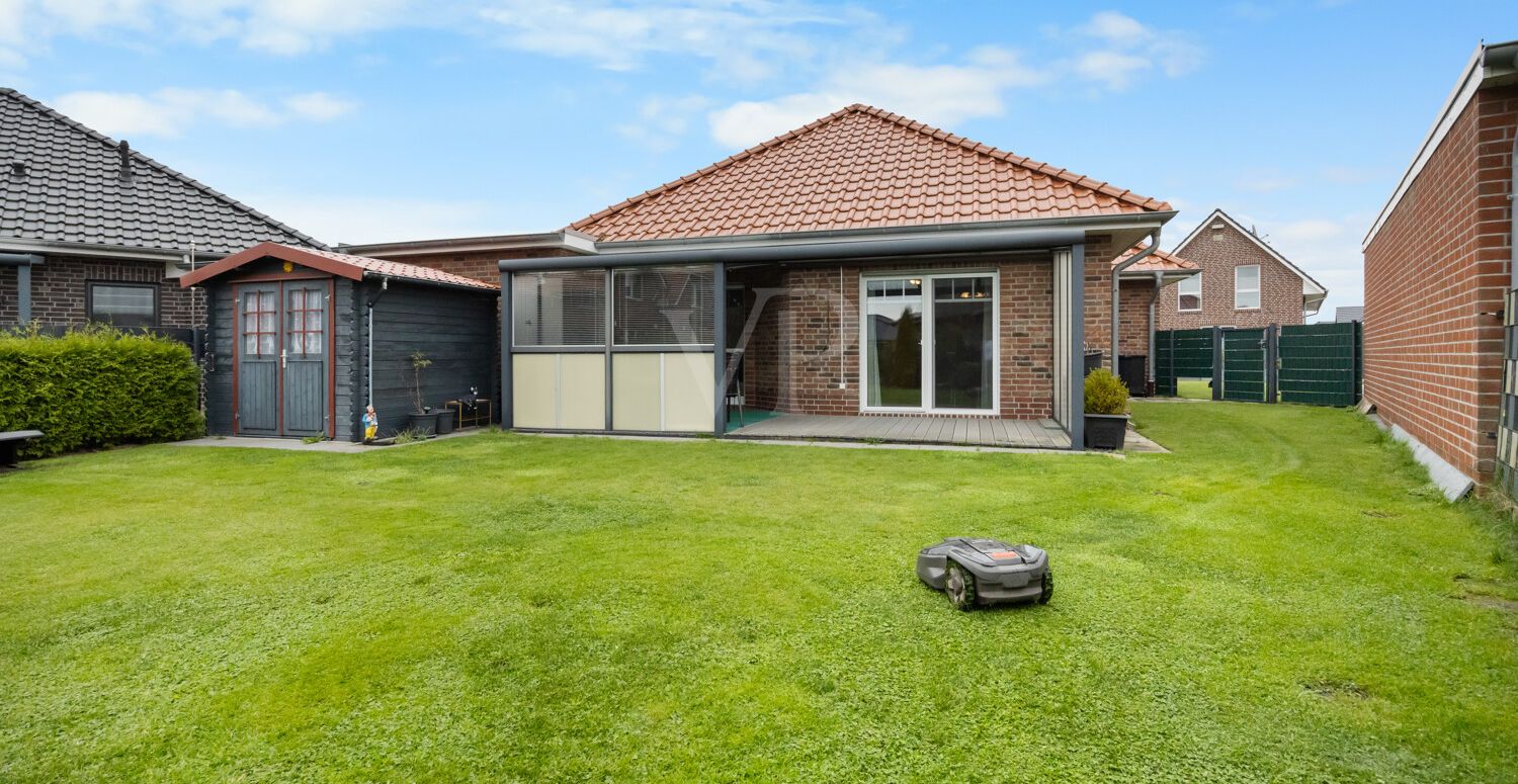 Der Garten mit Mähroboter und Gartenhütte