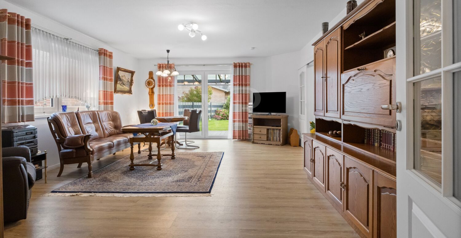 Das Wohnzimmer mit Blick in den Garten
