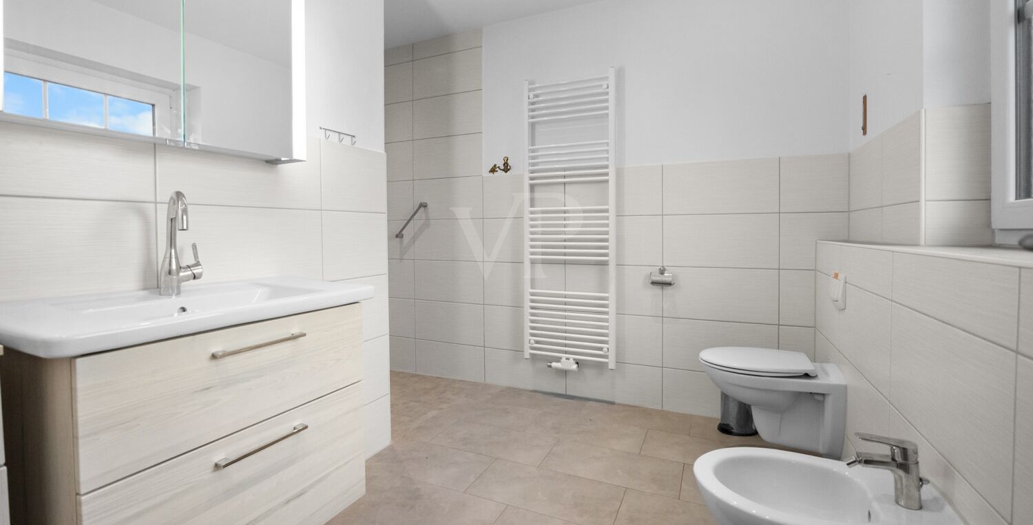 Das Badezimmer mit ebenerdiger Dusche