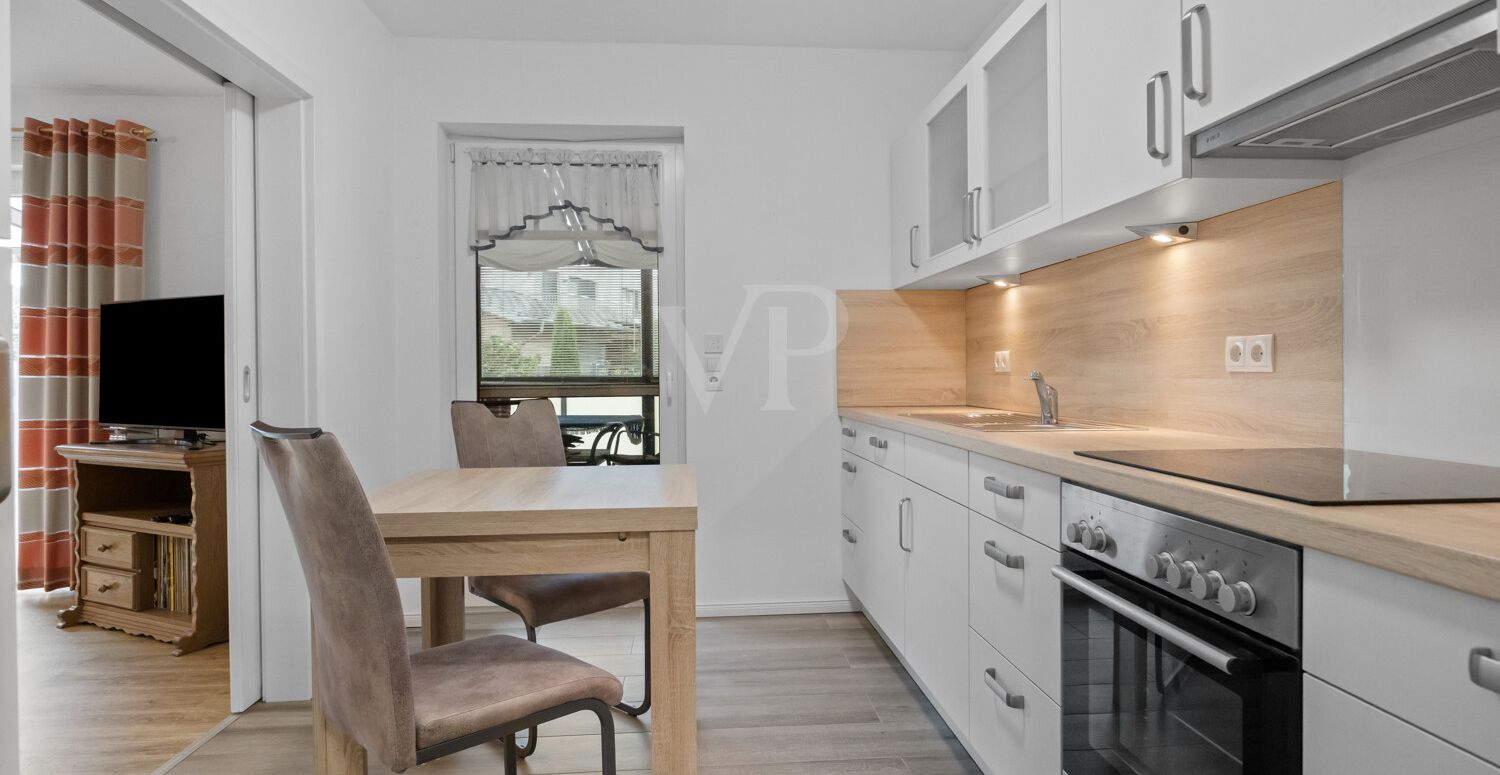 Die Küche mit Zugang zum HWR und zur Terrasse