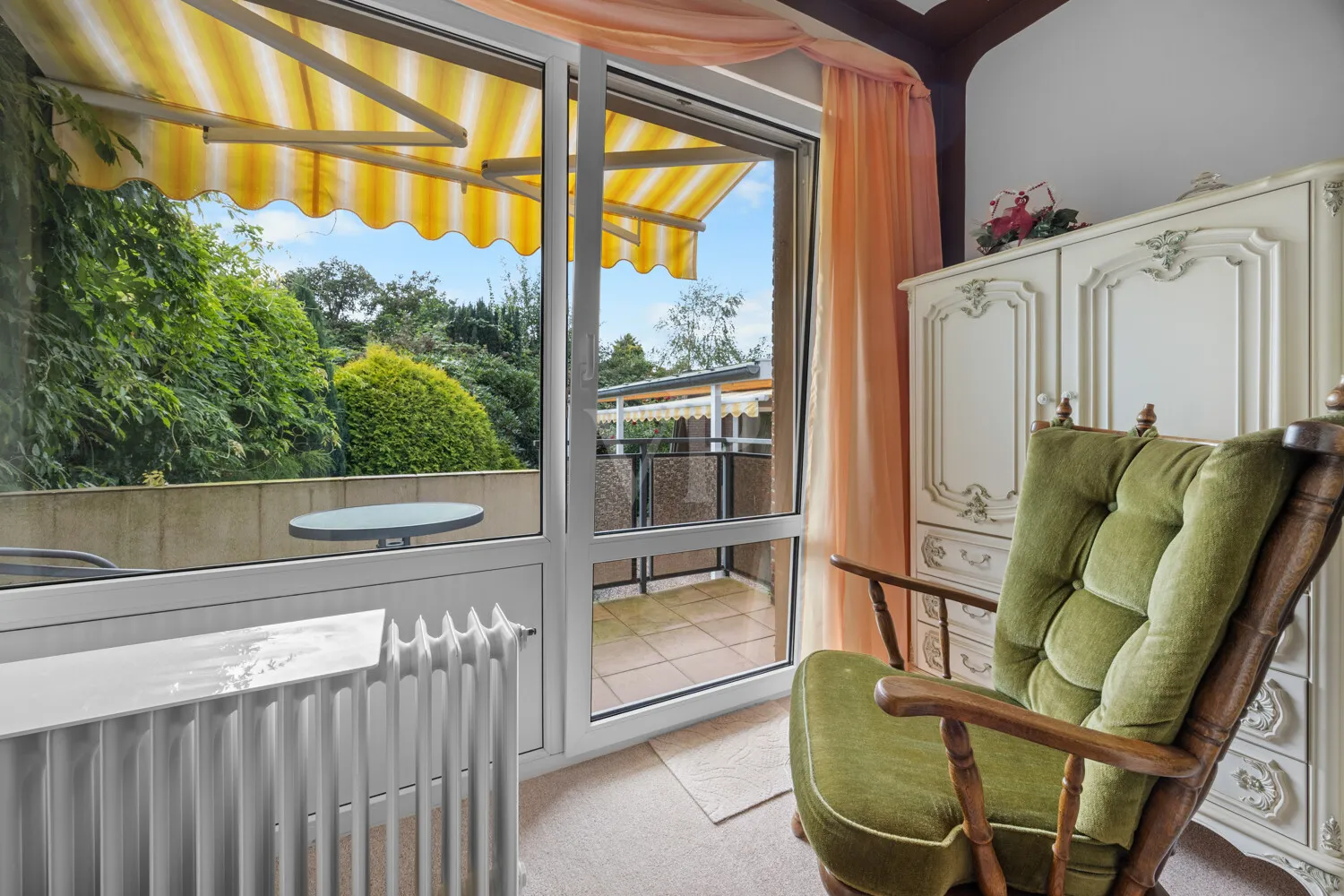 Schlafzimmerblick zum Balkon