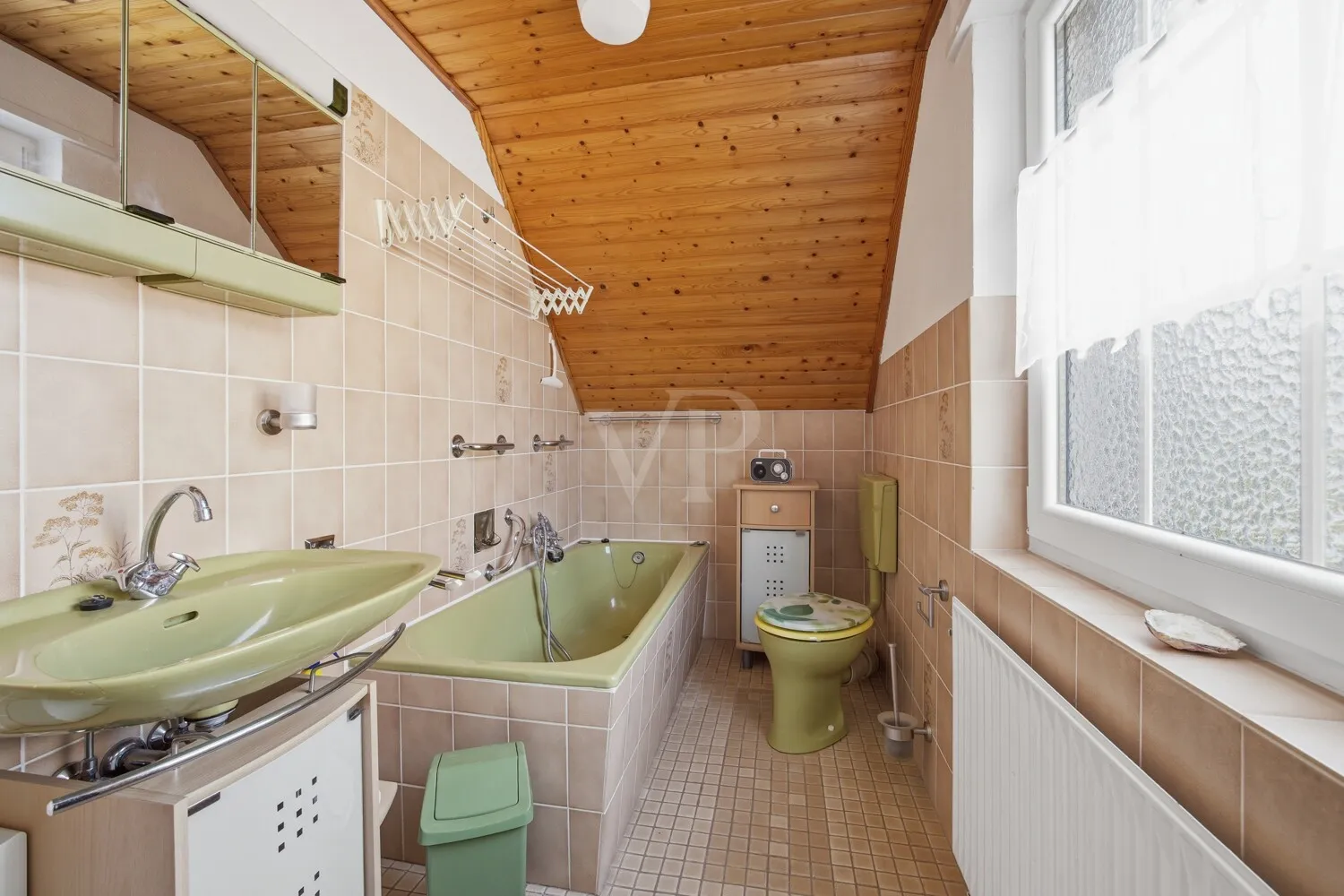 Das Badezimmer mit Badewanne im Obergeschoss