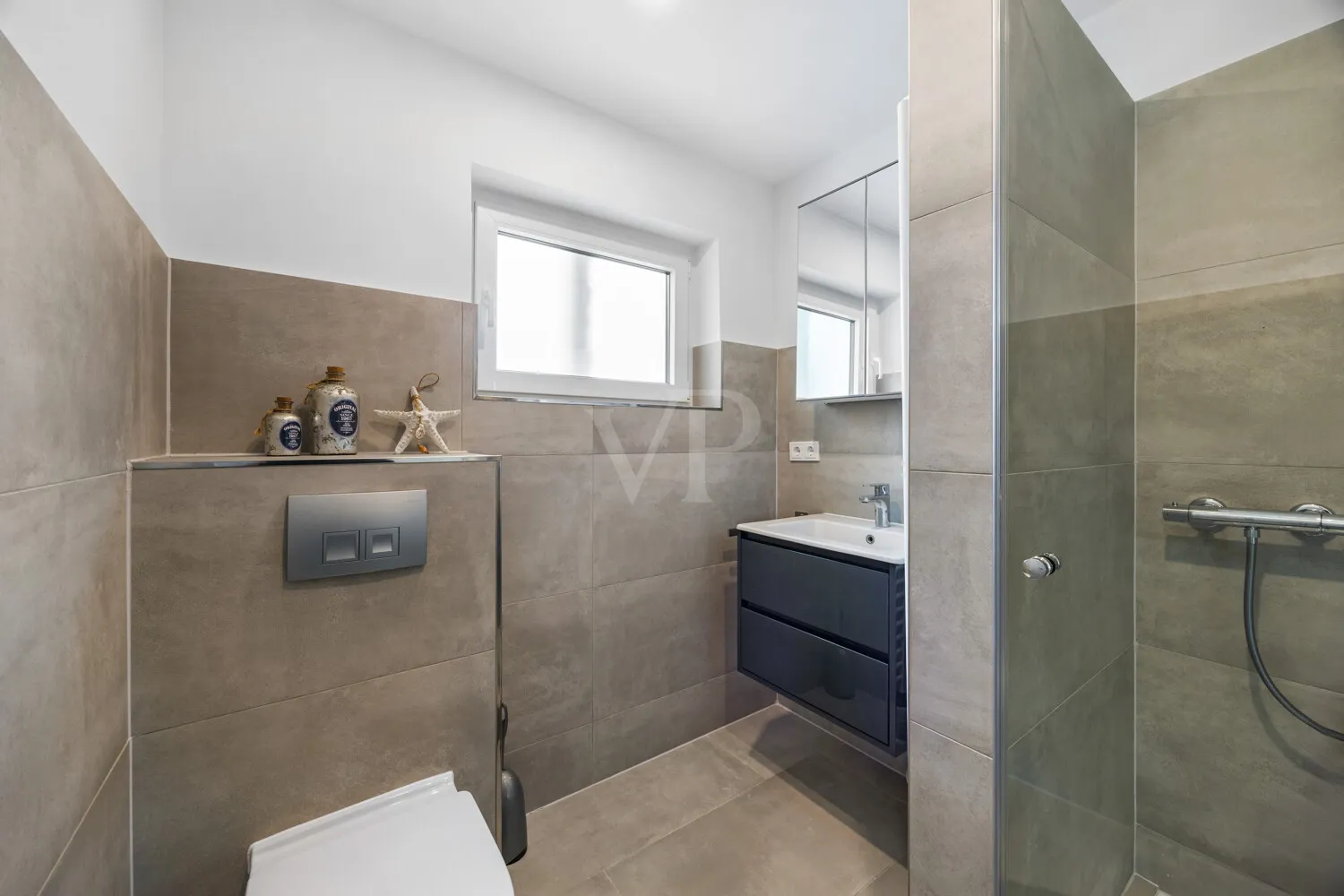 Das moderne Badezimmer mit Dusche