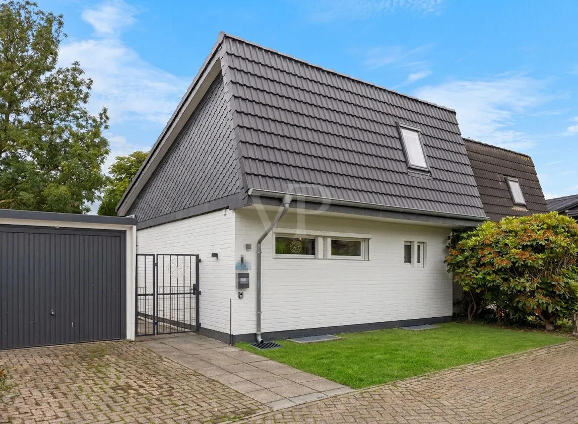 Außenansicht auf das Haus mit Garage und Zuwegung
