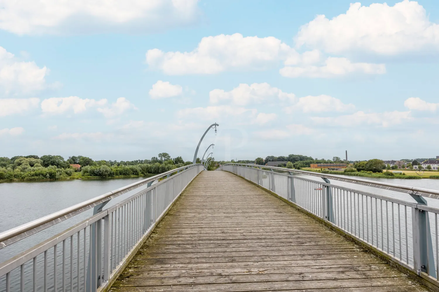 Die Fußgängerbrücke am Wangermeer