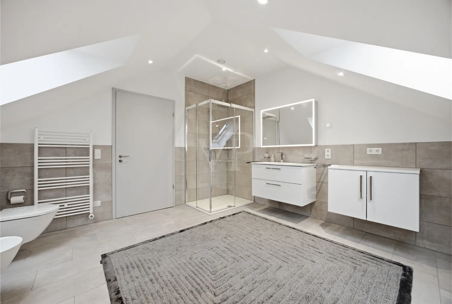 Badezimmer mit Badewanne und bodentiefer Dusche