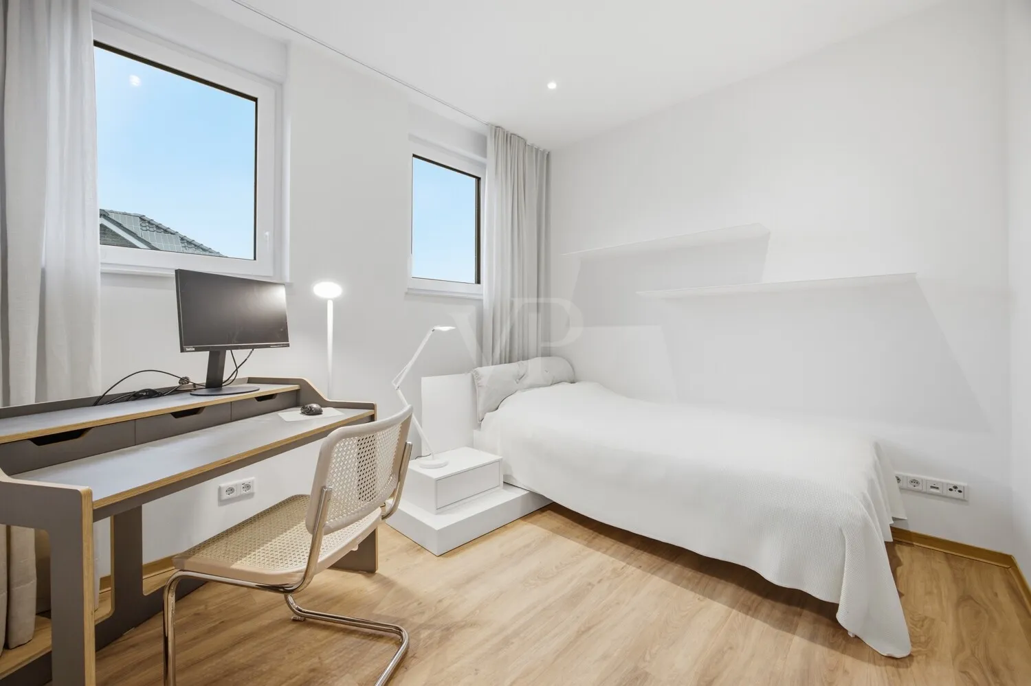 Zweites Schlafzimmer mit Arbeitsplatz