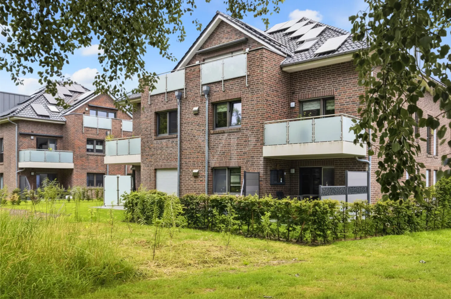 Gartenansicht mit Photovoltaikanlage auf dem Dach