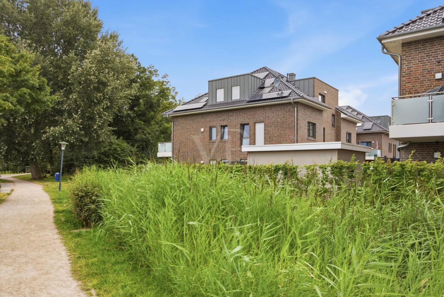 Das Haus, eingebettet ins Grün