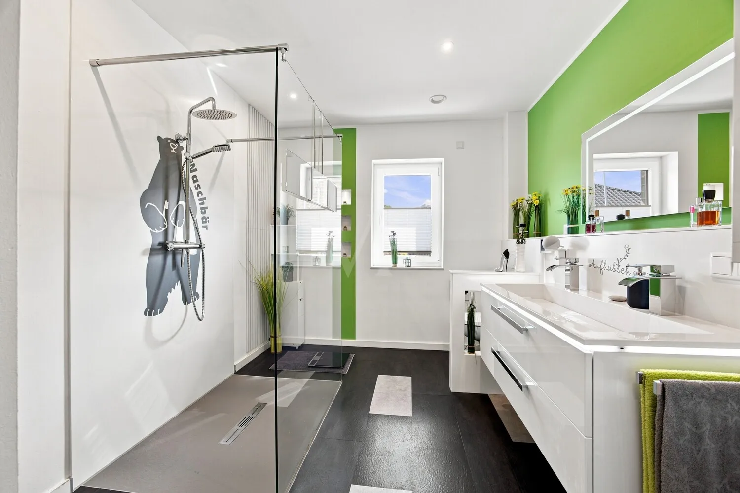 Hauptbad mit Dusche