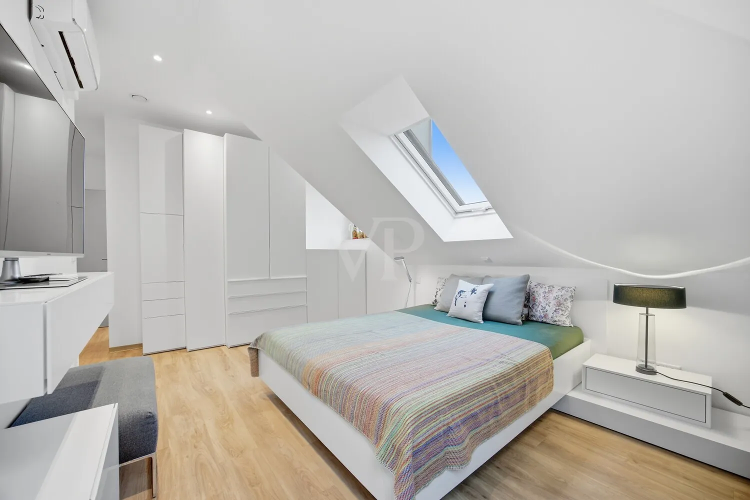 Hauptschlafzimmer mit Einbauschrankwand