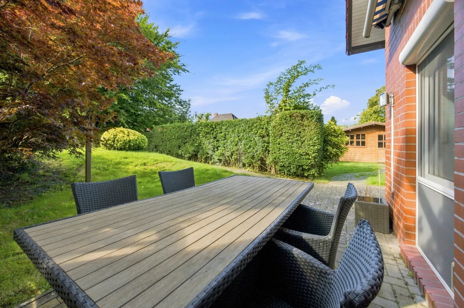 Die schöne Terrasse mit Blick ins Grüne