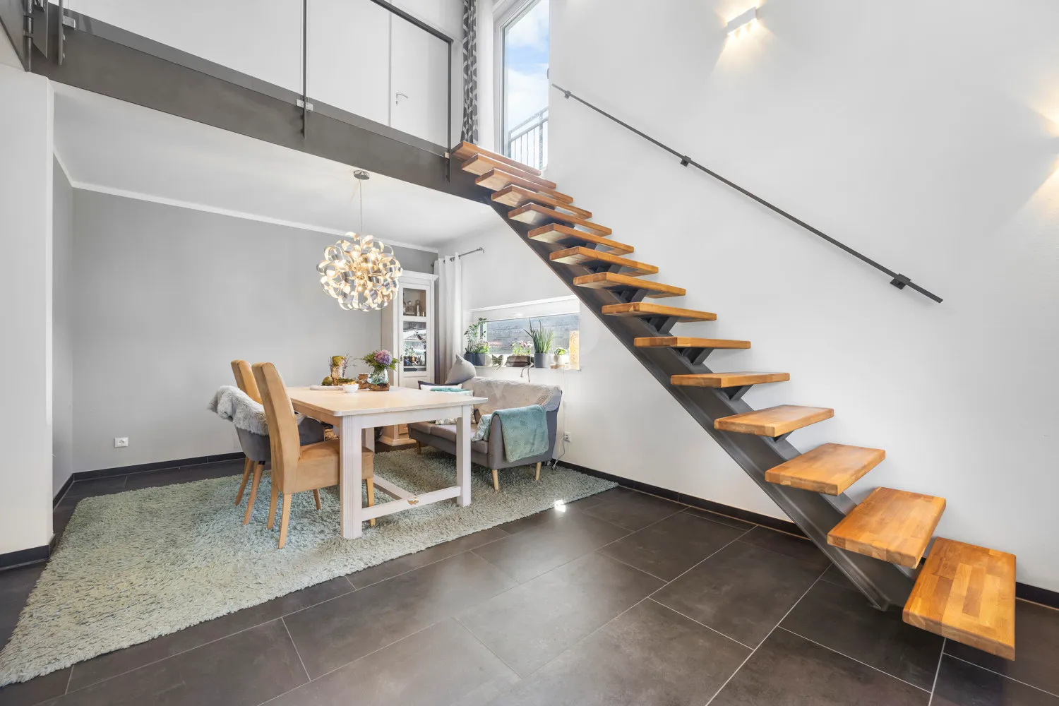 Der Essbereich mit Holz-Metalltreppe zur Galerie