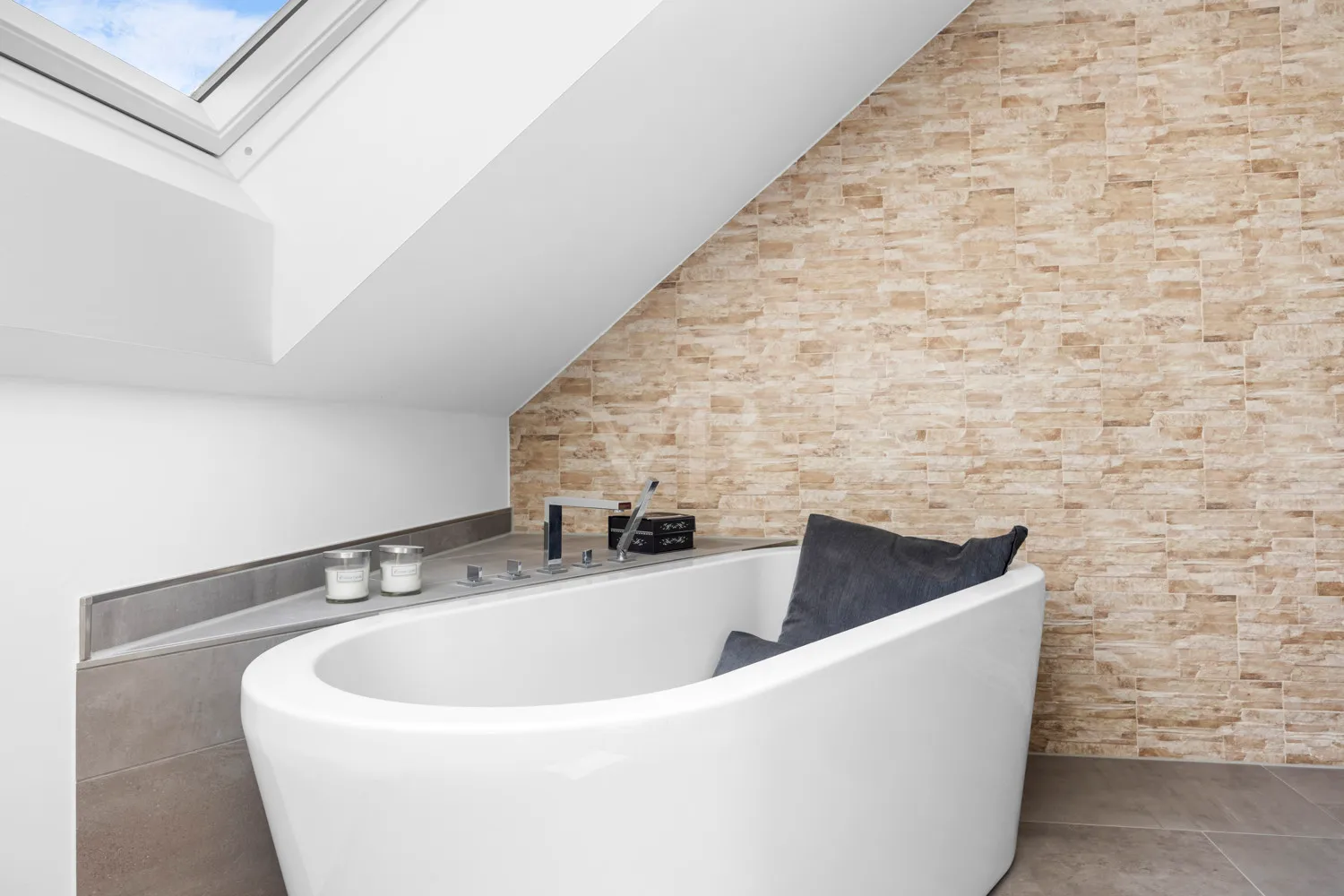 Bad en Suite, die Badewanne vor der Natursteinwand