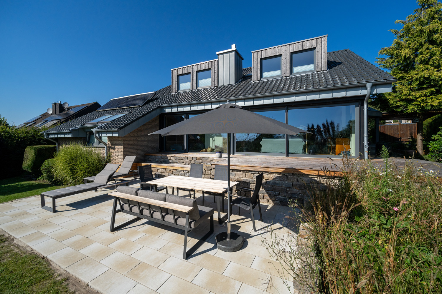 Hochwertige Terrasse auf verschiedenen Ebenen