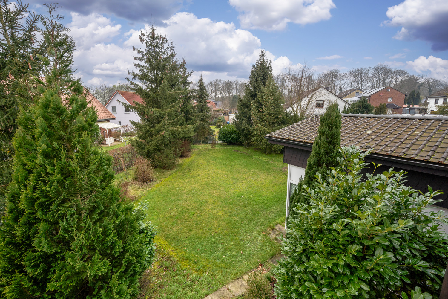 Aussicht in den Garten vom Balkon