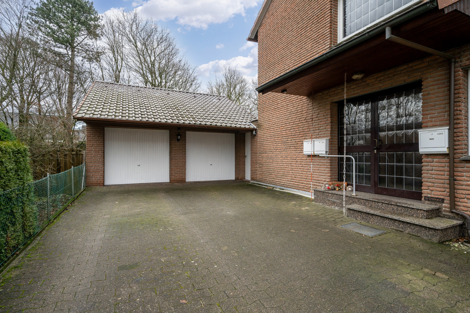 Hausansicht mit Garagen