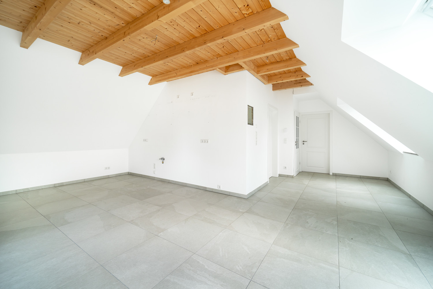 Wohnraum mit Küchenanschüssen
